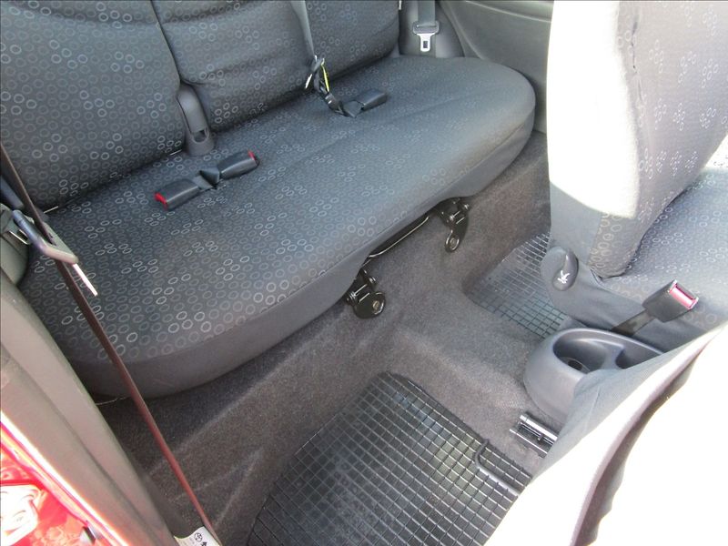 Toyota Yaris 1.0VVT-i Terra KLIMA - fotka 20 z 35