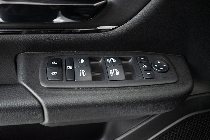 Dodge RAM 5.7 HEMI BIGHORN 4x4*PPF*ČR 1M - fotka 16 z 49