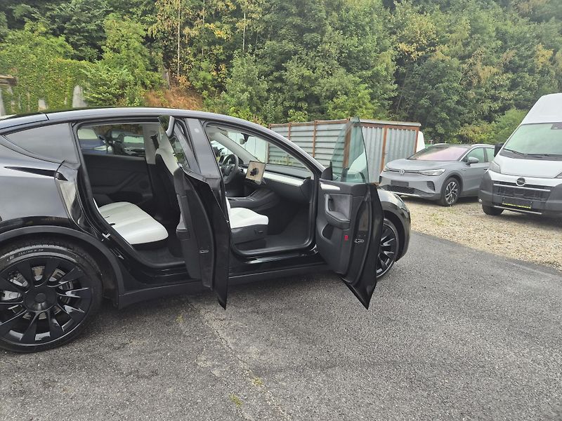 Tesla Model Y RWD 220kw TZ 92,5 % - fotka 17 z 48