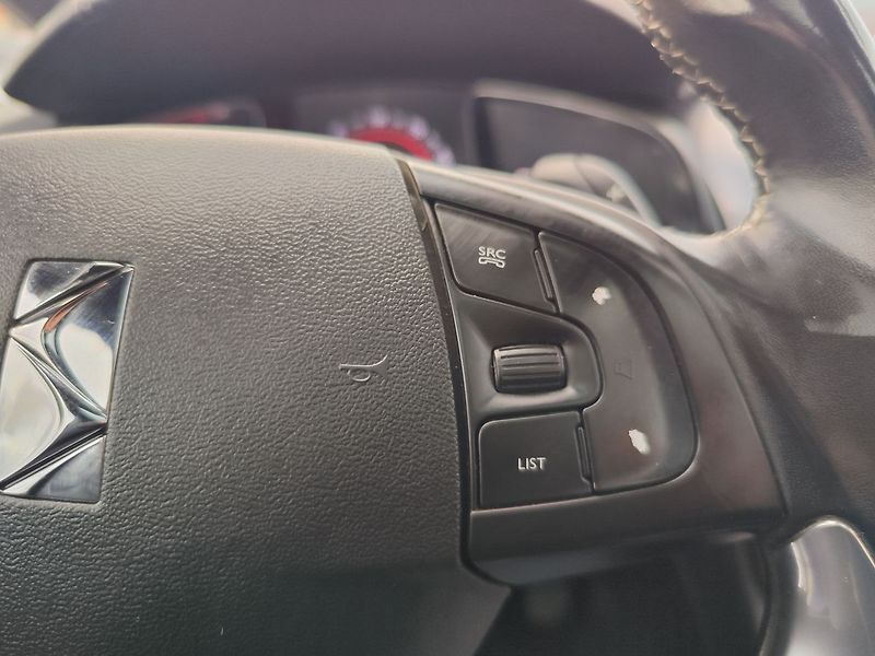 Citroën DS5 2.0 HDI/120kW hybrid4 Panorama - fotka 24 z 32