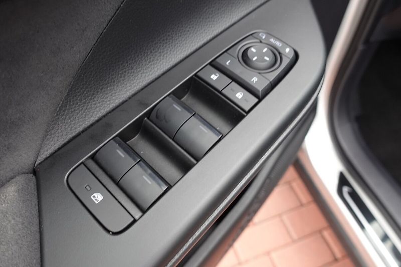 Toyota C-HR 2,0HSD 4x4 Executive Premiere - fotka 10 z 37
