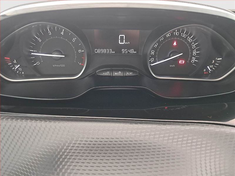 Peugeot 2008 (2018) 1.2 PureTech, Serv.kniha - fotka 11 z 17