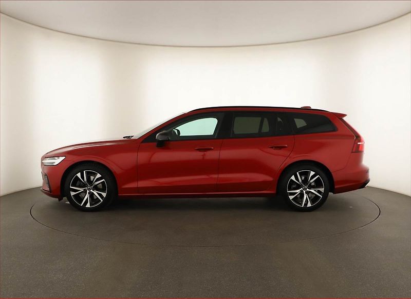 Volvo V60 (2024) B4 - fotka 3 z 17