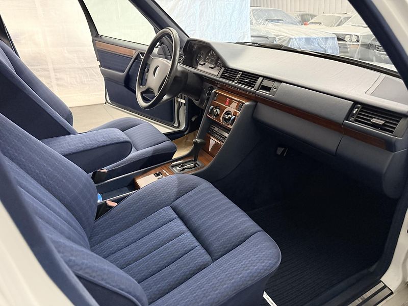 Mercedes-Benz Třídy E (1991) 2.3 , AT ,SERVIS DOLOŽEN! - fotka 12 z 34
