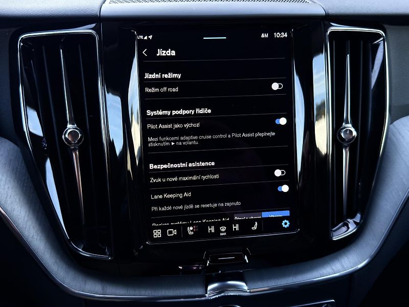 Volvo XC60 B5 AWD PLUS DARK // REZERVACE - fotka 35 z 45