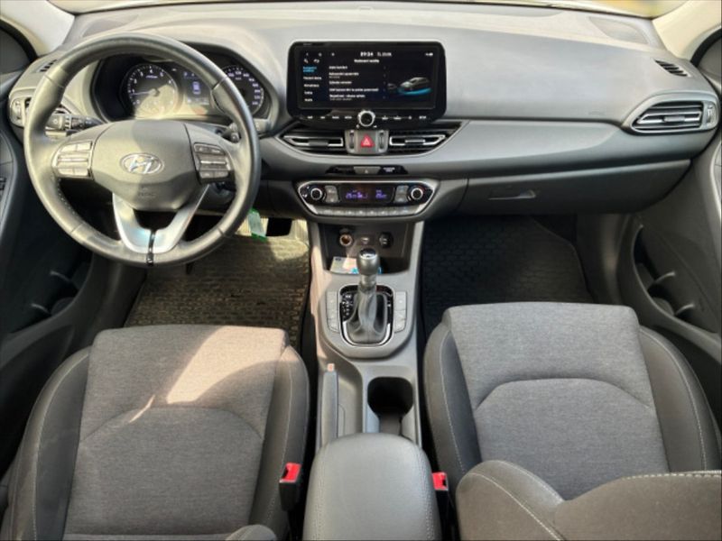 Hyundai i30 1,5 T Family Smart AT - fotka 7 z 9