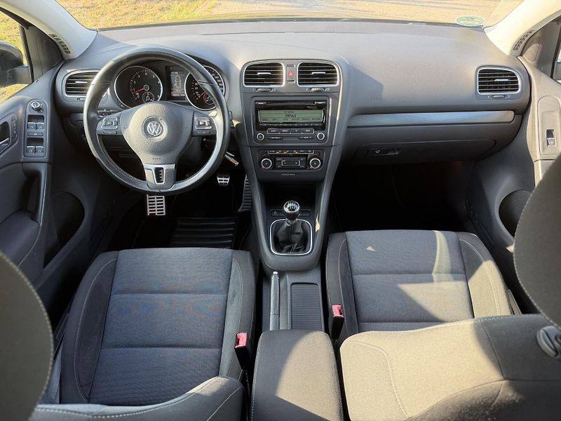 Volkswagen Golf (2011) VI 1,4i16V STYLE 1 MAJITEL - fotka 36 z 66