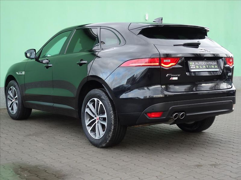Jaguar F-Pace 2,0 20d AWD PRESTIGE - fotka 14 z 40