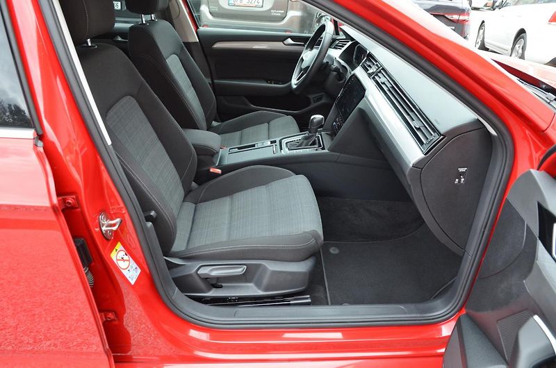 Volkswagen Passat (2021) 2.0 TDi DSG / 77.300km / 1.MAJ - fotka 12 z 42