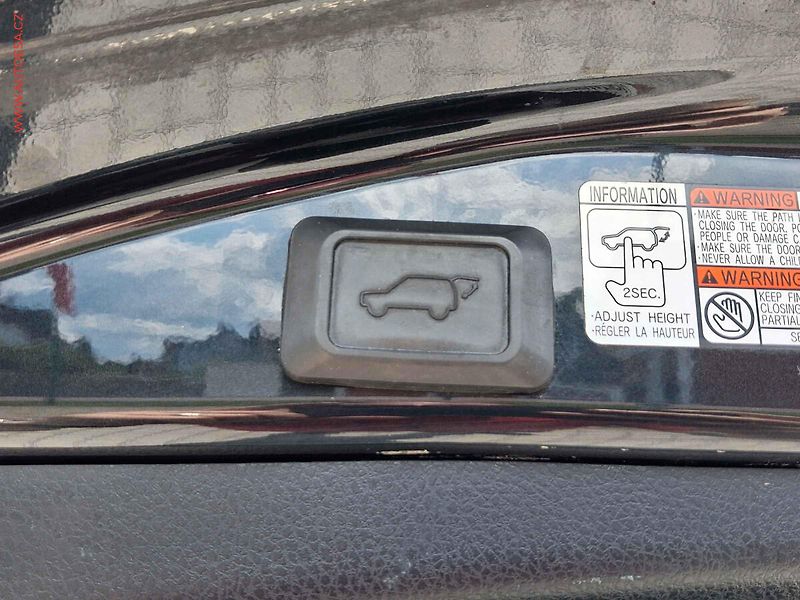 Toyota RAV4 (2014) 2.0 D-4D 4x4, AC, kůže - fotka 22 z 25