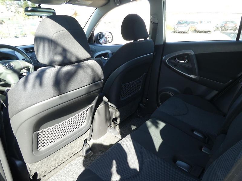 Toyota RAV4 (2006) 2.0i 112kW REZERVOVANO - fotka 23 z 28