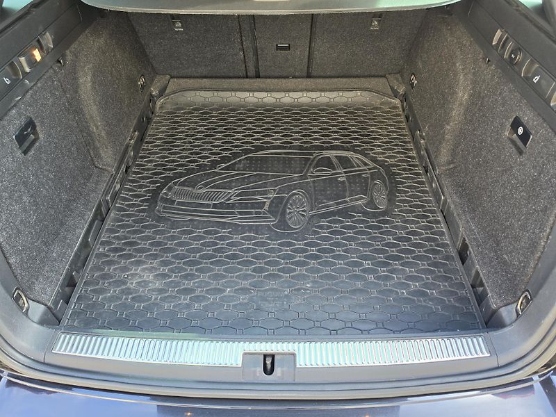 Škoda Superb (2018) SportLine 2.0 TDI 140kW 4x4 - fotka 16 z 32