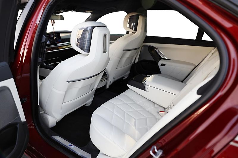 BMW Řada 7 750e xDrive - fotka 15 z 20