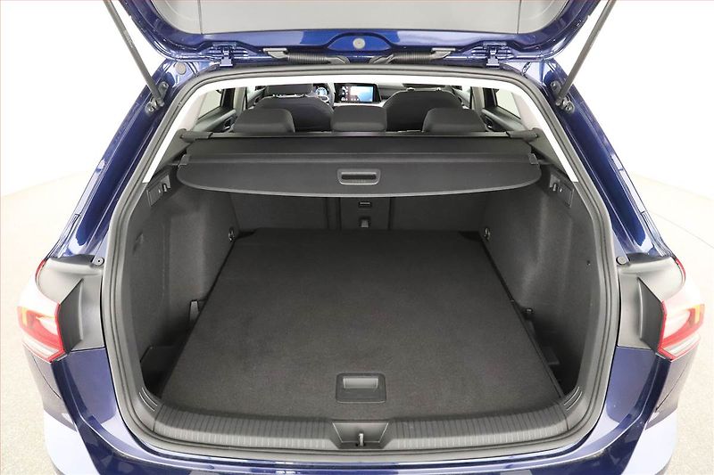 Volkswagen Golf (2023) Life 1.5 eTSI - fotka 14 z 15