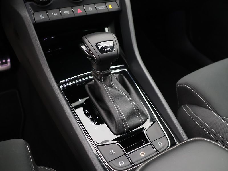 Škoda Karoq 2,0 TDI Sportline 4x4 DSG 1.ma - fotka 23 z 34