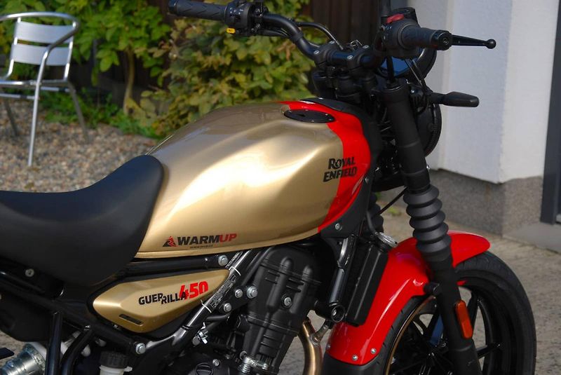 Royal Enfield (2026) Guerrilla 450 GOLD DIP - fotka 14 z 25