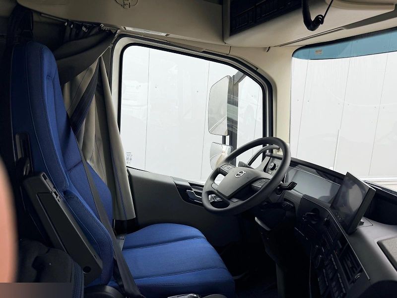 Volvo FH (2024) 500 6x2 tahač 70t EURO 6 - fotka 9 z 13