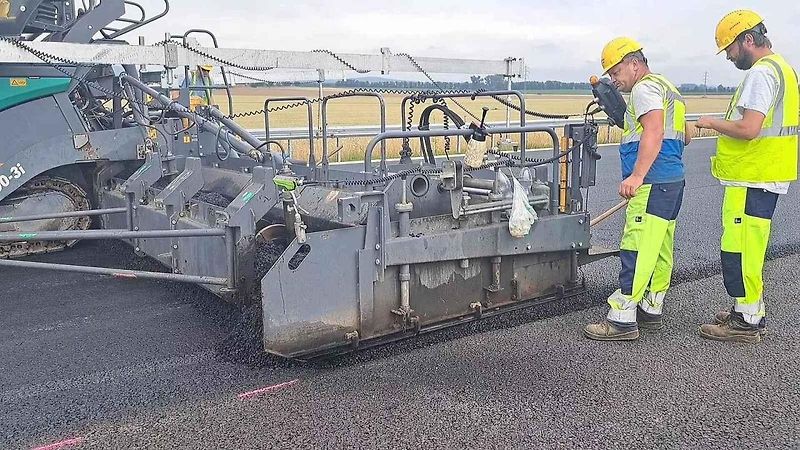 Pokládka asfaltu na úseku dálnice D55 mezi Moravským Pískem a Starým Městem.