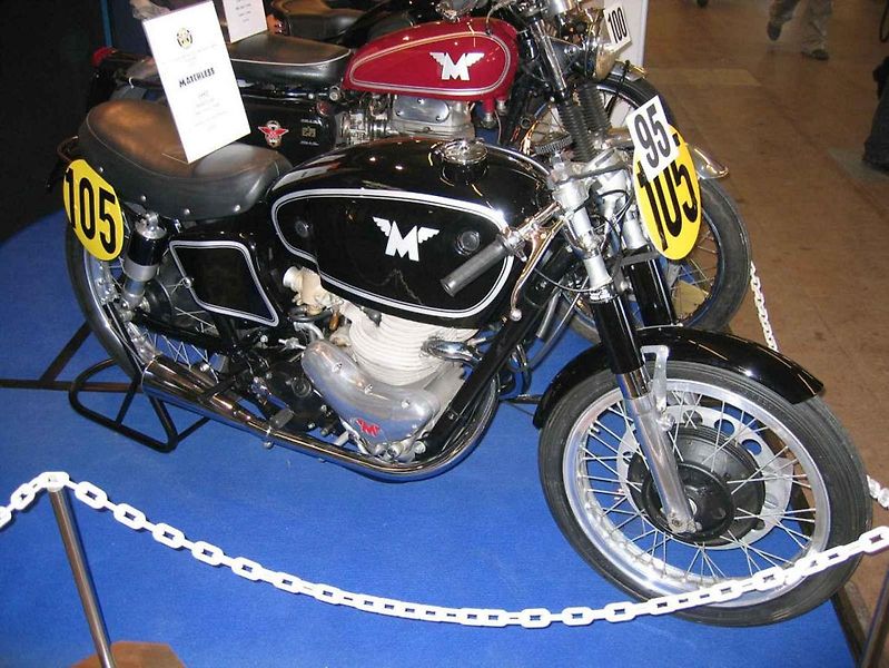 Holandský poštovní sbor vybavený motocykly Matchless.