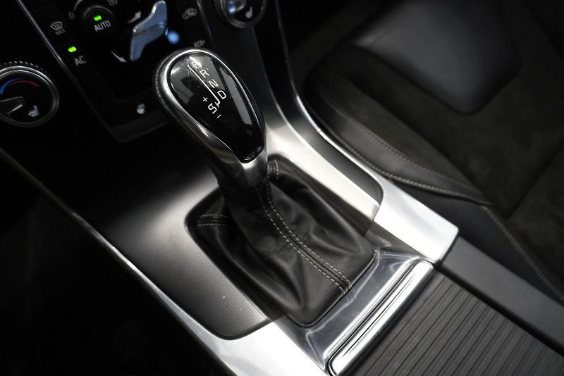 Volvo V60 2.0 T6  AWD R-DESIGN AUTOMAT - fotka 16 z 33