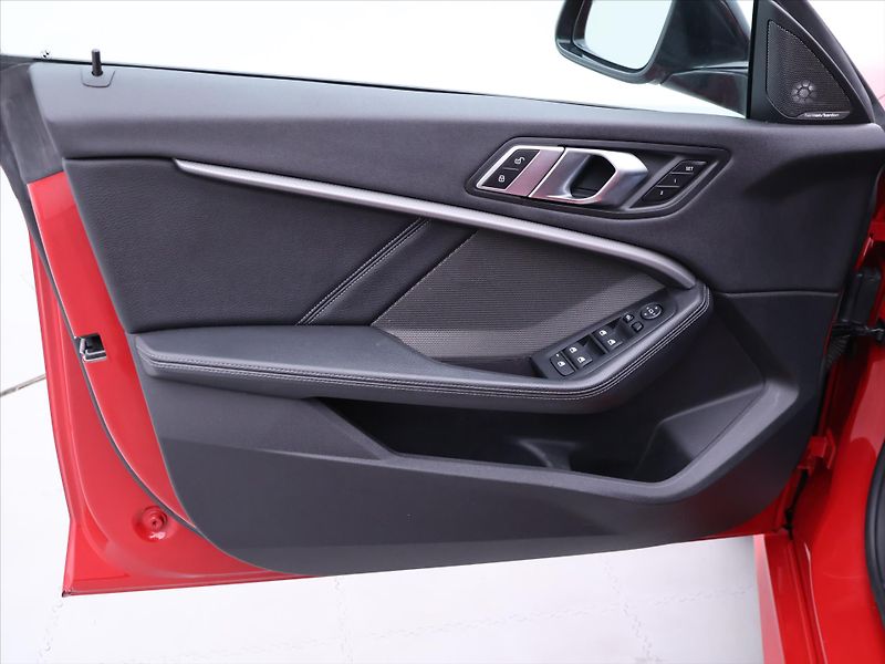 BMW Řada 2 2,0 M235i 225kW CZ xDrive - fotka 10 z 40