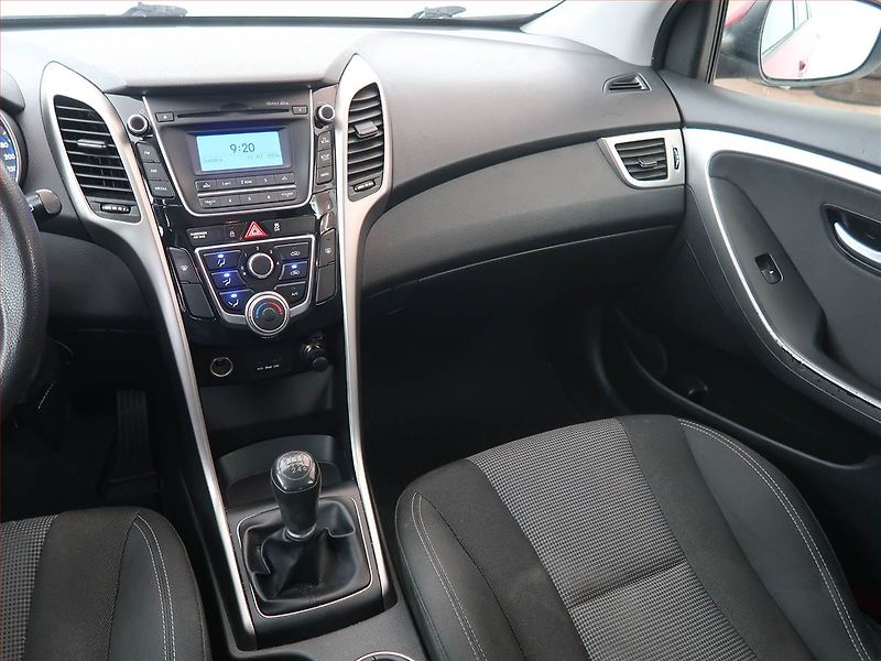 Hyundai i30 (2015) 1.6 MPI - fotka 8 z 14
