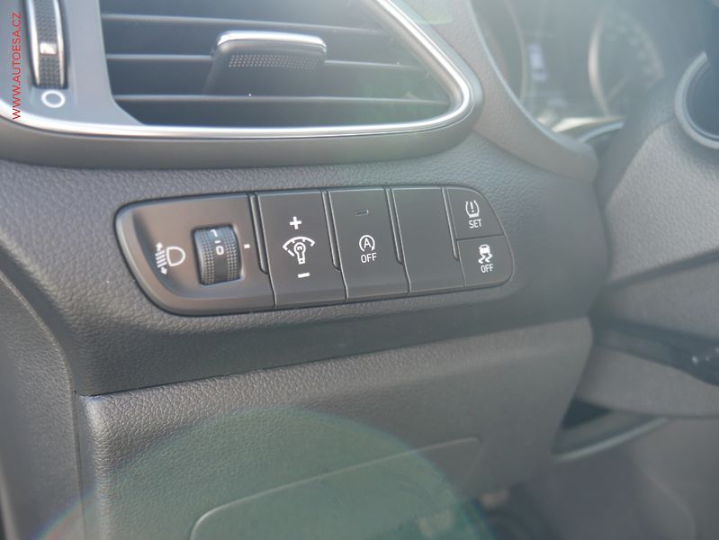 Hyundai i30 (2020) 1.5 DPi, 2.maj,ČR, AC, park - fotka 12 z 21