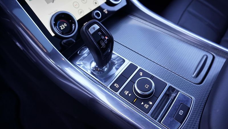 Land Rover Range Rover Sport SPORT 3,0I P400 AUT. 4WD - fotka 29 z 48