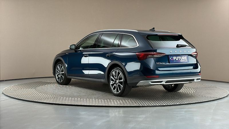 Škoda Octavia 2.0 TDI DSG 4x4 Scout Combi - fotka 2 z 33