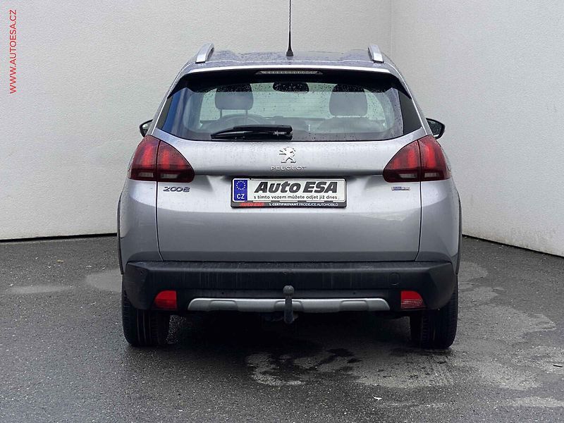Peugeot 2008 (2017) 1.2 PT, Allure, navi, kamera - fotka 5 z 17