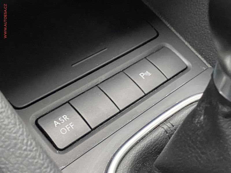 Volkswagen Golf (2012) 1.6 TDi, Trendline, navi - fotka 15 z 18