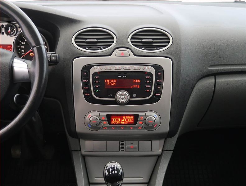 Ford Focus (2009) 1.6 16V, nová STK, servisované - fotka 12 z 14