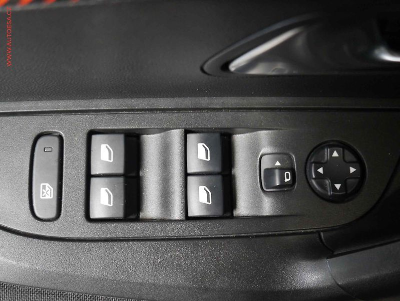 Peugeot 2008 (2020) 1.2PT, 1.maj,ČR, servis.kniha - fotka 18 z 20