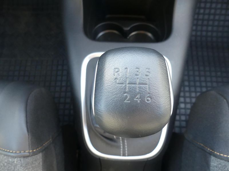 Citroën C3 (2024) 1,2 PureTech 110 MAN6 SHINE+ - fotka 17 z 23