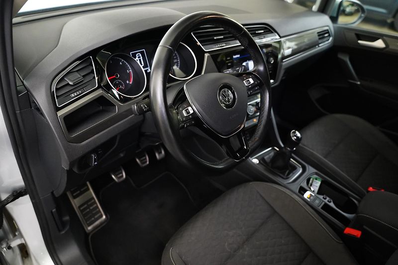 Volkswagen Touran - fotka 14 z 28