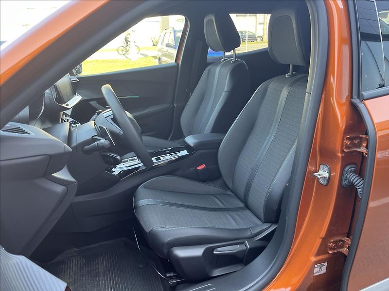 Peugeot 2008 1,2 PT  Allure EAT8 zár 4/28 - fotka 9 z 26