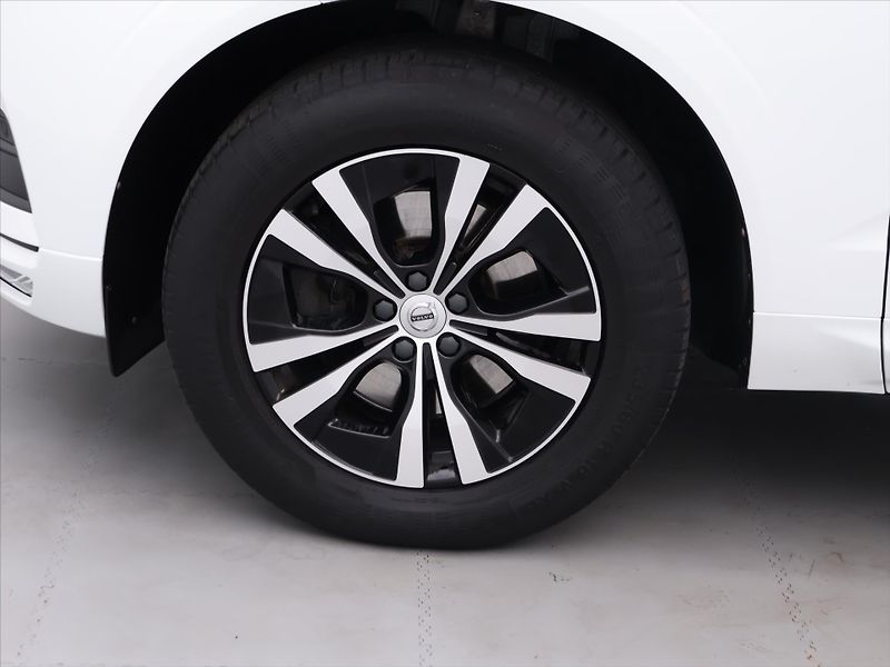 Volvo XC60 2,0 B4 145kW AWD Momentum CZ D - fotka 25 z 32