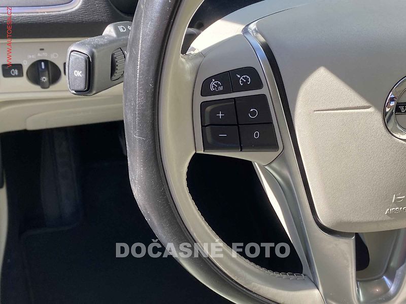 Volvo V40 (2017) 2.0 D2, LED, kamera - fotka 11 z 17
