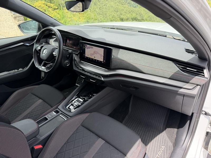 Škoda Octavia Kombi RS HYBRID 180kW aut.  - fotka 16 z 23