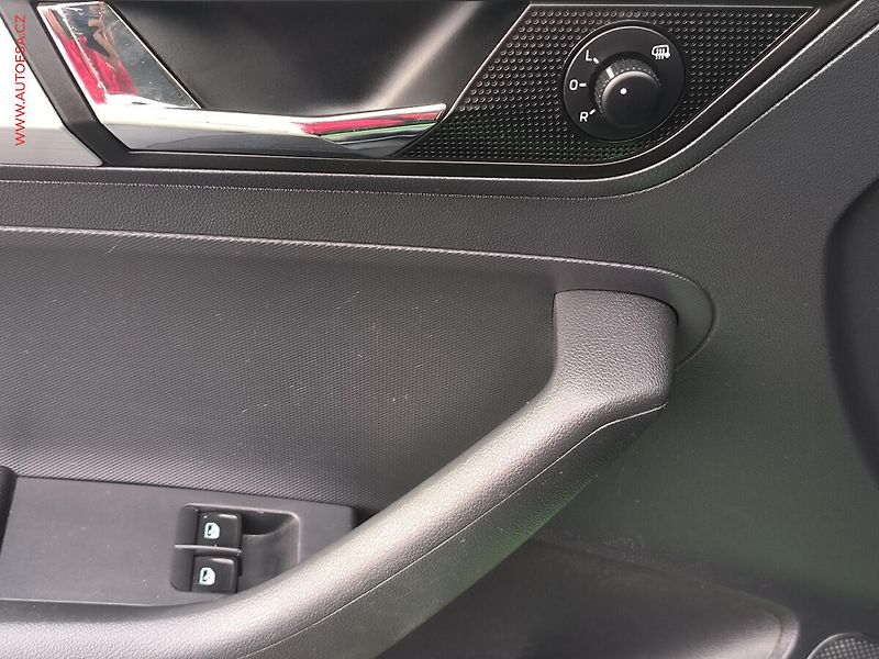 Škoda Rapid (2017) 1.0 TSI, ČR, AC, výhřev sed. - fotka 15 z 18