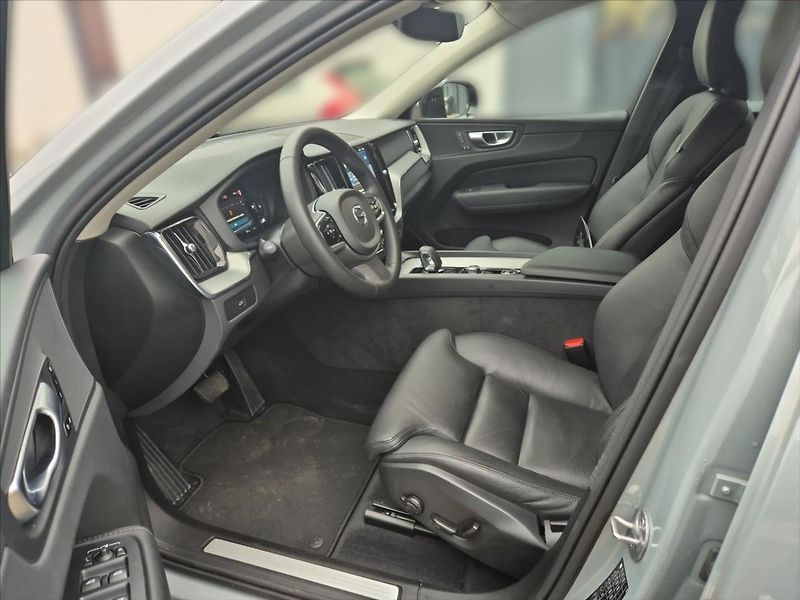 Volvo XC60 2,0 B4 AWD diesel Plus Dark Au - fotka 7 z 19