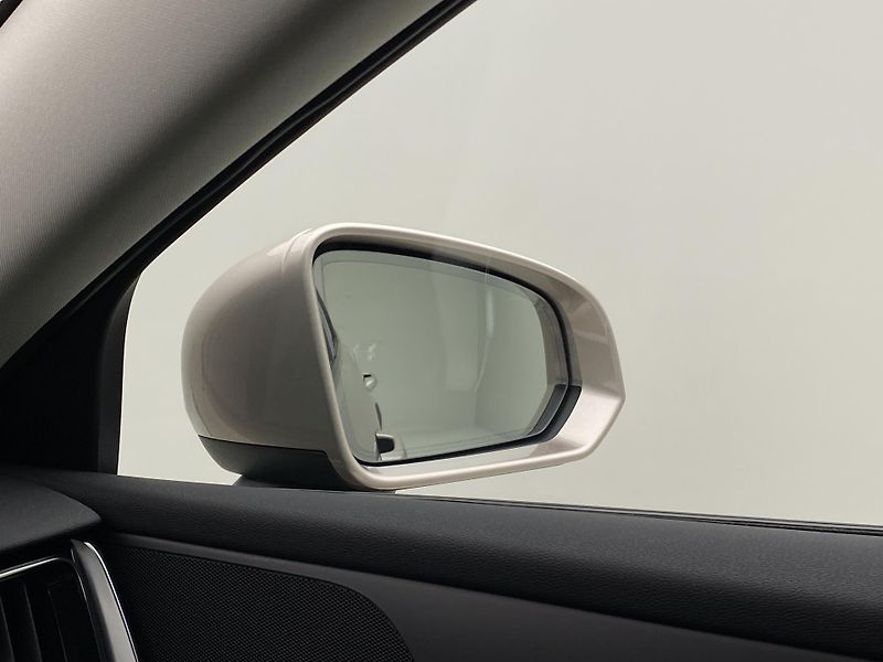 Volvo V60 CC B4 AWD CORE AUT CZ - fotka 31 z 54
