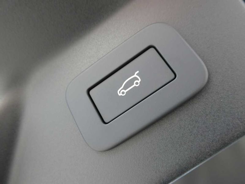 Land Rover Range Rover Velar 3,0 Dynamic SE D300 - fotka 36 z 40