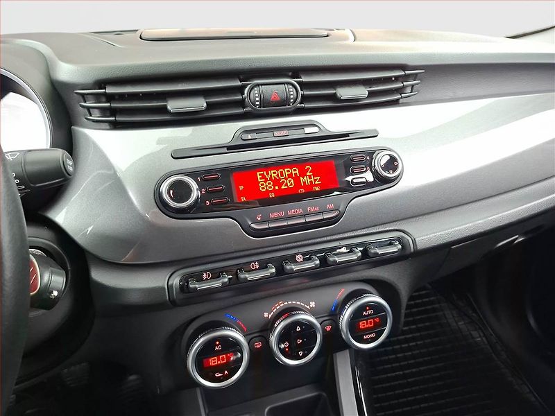 Alfa Romeo Giulietta (2011) 1.4 T, Tempomat - fotka 12 z 13