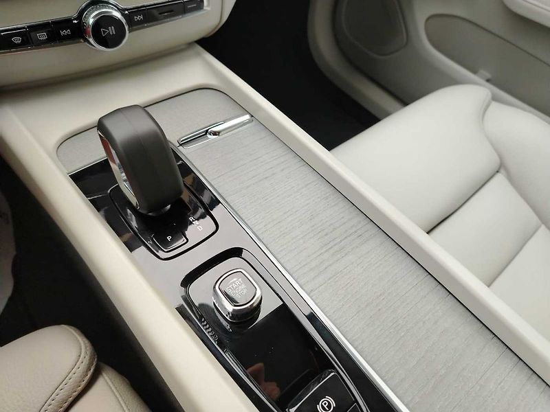 Volvo XC60 B5 AWD PLUS, LIGHT PAKET, ACC - fotka 15 z 18