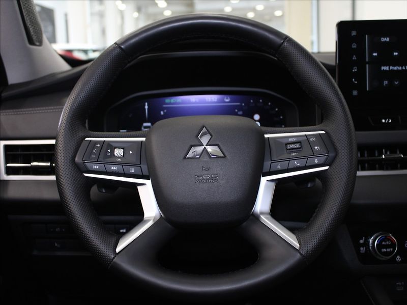 Mitsubishi Outlander 2,4 PHEV AWD Instyle TAŽNÉ - fotka 9 z 30