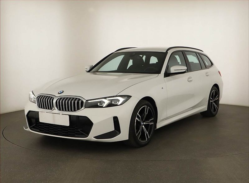 BMW Řada 3 (2022) 320 d xDrive - fotka 2 z 21