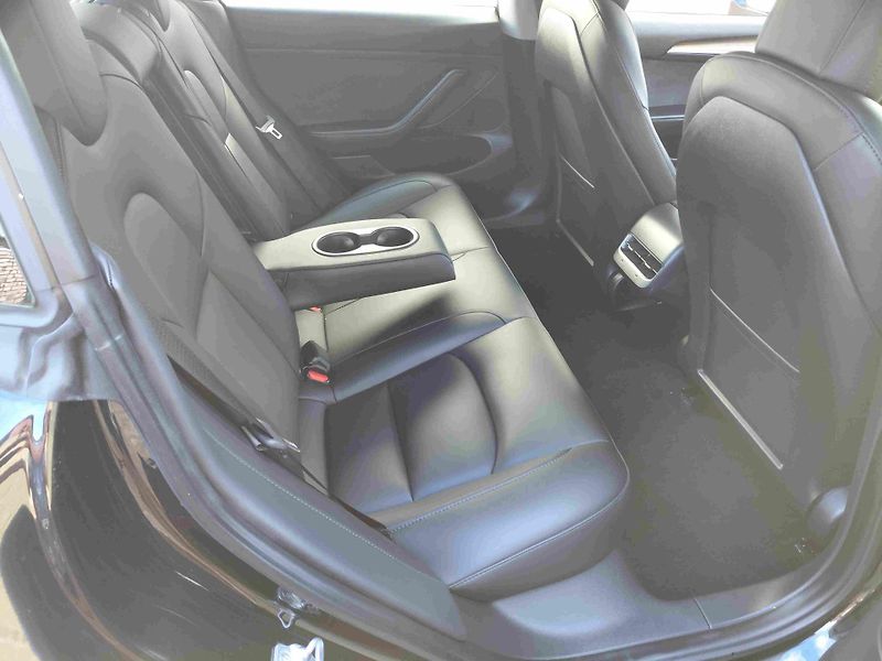 Tesla Model 3 RWD StandardRange - fotka 9 z 17