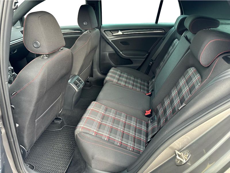 Volkswagen Golf Perfomace 2.0TSI 169 KW - fotka 12 z 25
