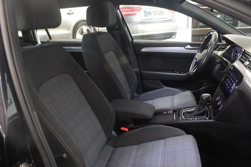 Volkswagen Passat (2020) 2.0TDI DSG Display Matrix - fotka 23 z 36